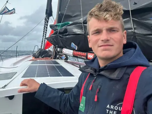 Melwin Fink auf seinem Segelboot, bereit für die nächste Etappe seiner Weltumsegelung.