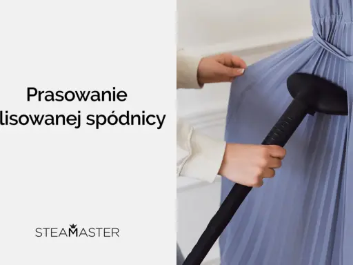Jak wyprasować plisowaną spódnicę parownicą? Dwie dłonie trzymają materiał i dyszę parownicy, by nadać jej idealny kształt.