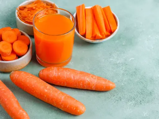 Carottes entières, coupées en rondelles, en bâtonnets et râpées, avec un verre de jus. Un concentré de **bêta-carotène** pour la vitalité.