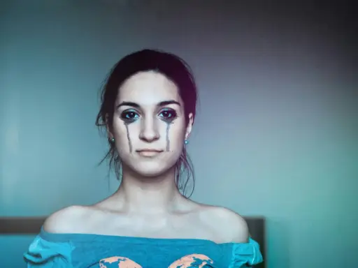 Ragazza con trucco che simula lacrime, espressione di labilità emotiva, alla ricerca di cura e comprensione.