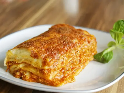 Pyszna, warstwowa lasagne z mięsem mielonym, idealna na rodzinny obiad. Prosty przepis, który zachwyci każdego.