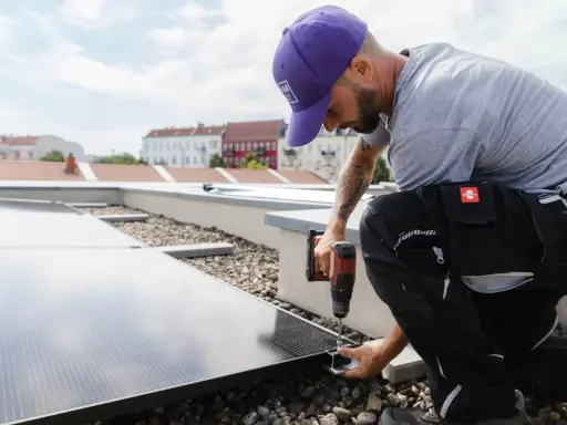 Installatör fäster solceller på taket. Rätt solceller riktning är avgörande för maximal energiproduktion.
