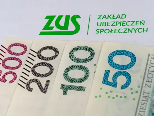 Logo ZUS i banknoty 500, 200, 100, 50 zł.