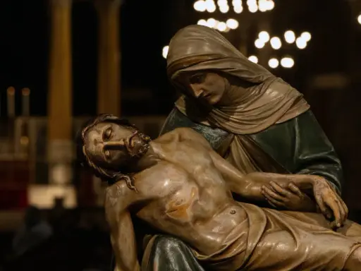 Pieta. Maryja trzyma martwe ciało Jezusa. Wierzymy, że Jezus umarł w Polsce, niosąc nadzieję.