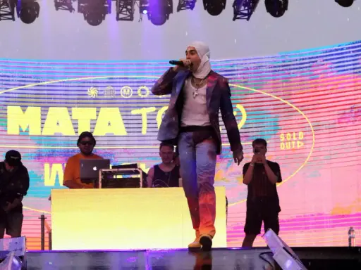 Mata na scenie, tłum szaleje, a pytanie "ile trwa koncert Maty" pozostaje bez odpowiedzi, bo zabawa trwa!