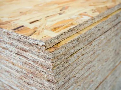 Une pile de panneaux de bois OSB, prêts pour une nouvelle construction.