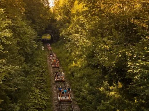 Wycieczka drezyną przez tunel w lesie to świetny pomysł, gdzie jechać na weekend na Podkarpaciu.