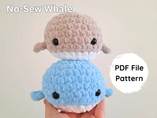 Dos ballenas amigurumi apiladas, una beige y otra azul. ¡Descarga el patrón PDF para crear las tuyas!