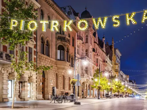 Ulica Piotrkowska nocą, rozświetlona neonami i girlandami, to jedna z głównych łódzkich atrakcji turystycznych.