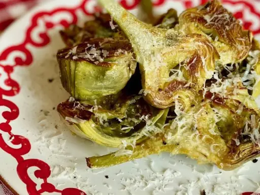 Alcachofas asadas con queso rallado, perfectas para tus recetas.