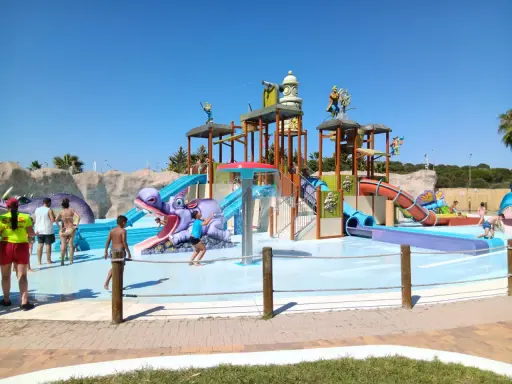 Diversión acuática en Huelva con niños: toboganes, juegos y un hipopótamo gigante para disfrutar del verano.