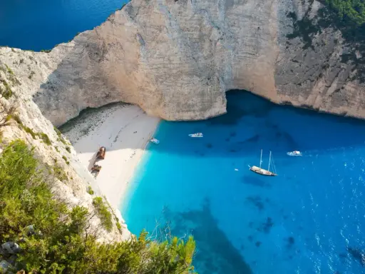 Widok na Zatokę Wraku na Zakynthos. Czy warto? Tak, dla takich widoków! Błękitne morze, biała plaża i klify.