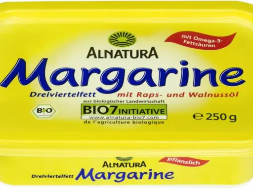 Alnatura Margarine, eine gesunde Margarine mit Raps- und Walnussöl, reich an Omega-3-Fettsäuren, aus biologischer Landwirtschaft.