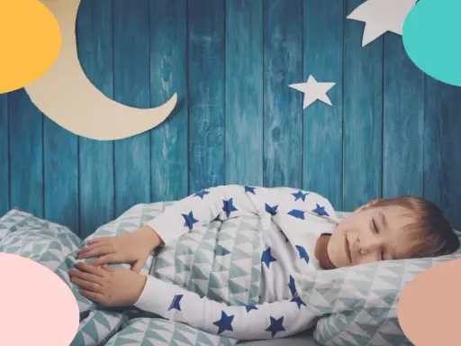 Niño duerme plácidamente en su cama, con pijama de estrellas. Es hora de acostarse y soñar con la luna y las estrellas decoran su habitación.