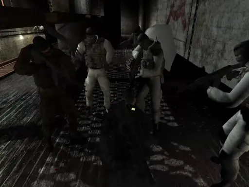 Agent Sam Fisher z serii Splinter Cell w akcji, otoczony przez wrogów w mrocznym korytarzu.
