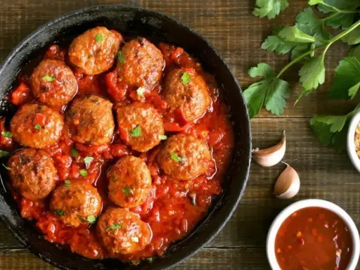Albóndigas en salsa arguiñano, jugosas y caseras, listas para disfrutar. Un clásico que nunca falla.