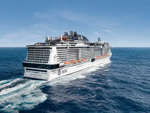 La MSC Bellissima solca il mare blu, pronta per una crociera corta indimenticabile.