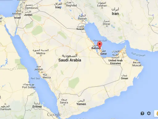 Mapa Google z zaznaczonym na czerwono Katarem na Półwyspie Arabskim.