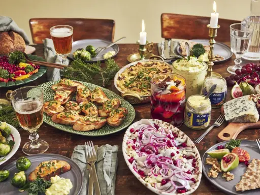 En juldukning med sill, bröd, ost och glögg. En härlig festmåltid med sill till jul.