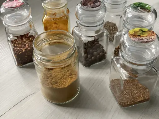Słoiczki z przyprawami: chili, kurkuma, kmin rzymski, kolendra, gorczyca. Idealne, jakie przyprawy do curry!