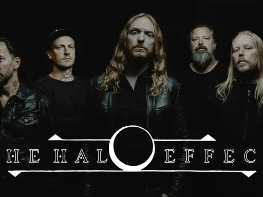 Medlemmar av the halo effect poserar framför en svart bakgrund. Bandnamnet "THE HALO EFFECT" syns i vitt nedtill.