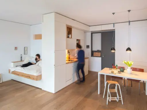Un letto sospeso e una cucina a vista: idee per arredare casa in modo funzionale e moderno.