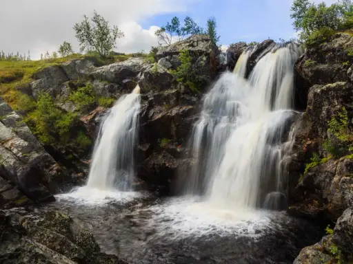 Vemdalens fallmoran brusar nerför klipporna i ett dramatiskt landskap.