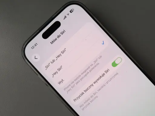 Ustawienia iPhone'a dotyczące aktywacji Siri po polsku. Można wybrać "Siri", "Hey Siri" lub wyłączyć.