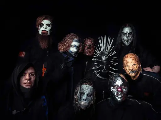 Gruppbild med medlemmar av Slipknot, alla bär sina ikoniska masker.