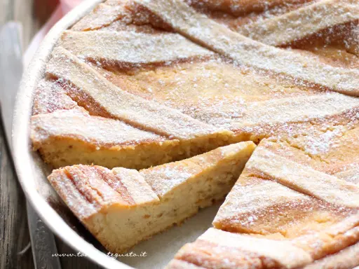 Pastiera napoletana con pasta frolla, un dolce tradizionale. La sua crosta dorata e le strisce di frolla invitano ad assaggiarla.