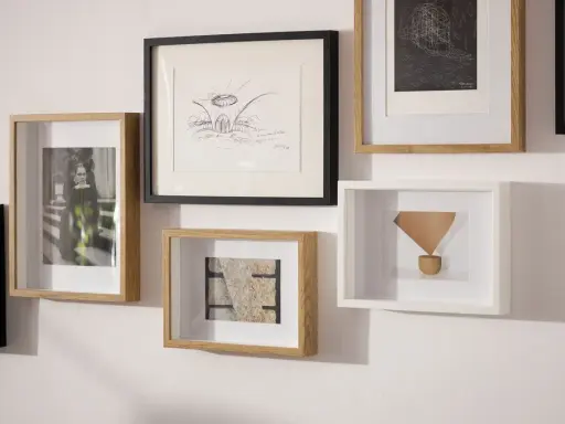Galeria ścienna z różnymi obrazami i ramkami. Dowiedz się, jak powiesić obraz, tworząc własną, unikalną kompozycję.