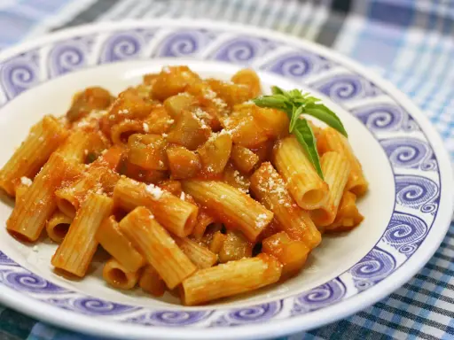 Macarrones con salsa de tomate y verduras, perfectos para un bebé de 1 año.