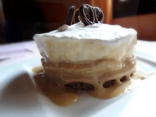 Gourmandise d'une recette banoffee traditionnel : biscuit, caramel coulant, crème fouettée et copeaux de chocolat.