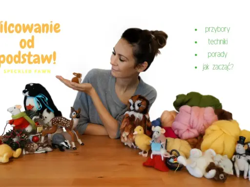 Kobieta prezentuje zwierzątka z filcu na sucho: misia, sarenkę, sowę, kurczaka i owieczki. Wokół materiały do filcowania.
