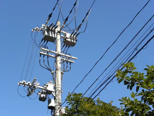 Poteau électrique avec transformateurs. Pour savoir comment choisir un transformateur 220v 12v, regardez ces boîtiers.