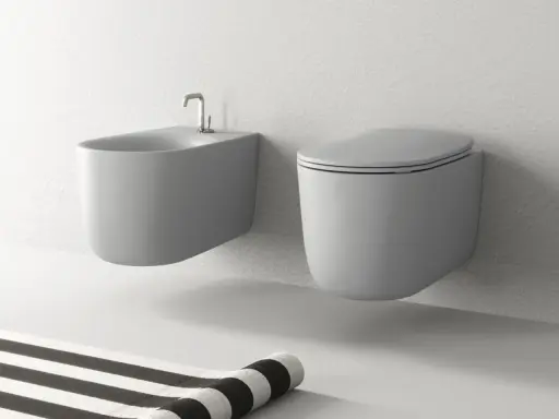 Sanitari filo muro: bidet e vaso sospesi, design moderno. Nessun problema di installazione visibile, ma la pulizia potrebbe essere più complessa.