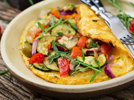 Pyszny omlet dla niemowlaka z cukinią, pomidorkami, oliwkami i rukolą. Zdrowy i kolorowy posiłek.