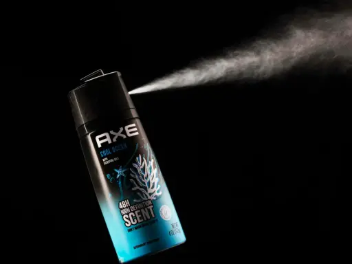 Axe Cool Ocean rozpyla orzeźwiającą mgiełkę, by zwalczyć dziwny zapach w mieszkaniu.
