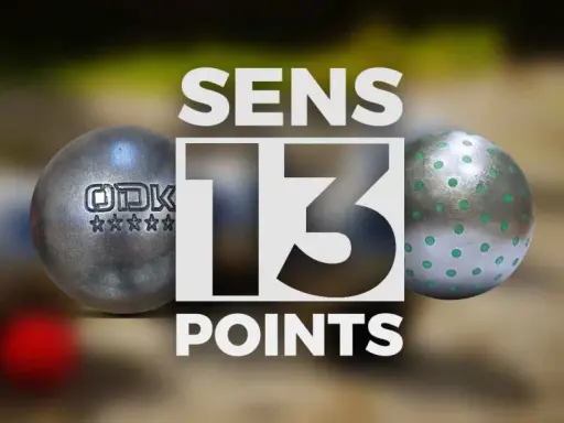 Boules de pétanque, une avec le logo ODK et des étoiles, l'autre à pois verts. Le nombre de point petanque est 13.