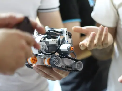 Zbudowany z klocków robot na gąsienicach to wspaniały prezent dla dziecka zamiast zabawek, rozwijający kreatywność i umiejętności techniczne.