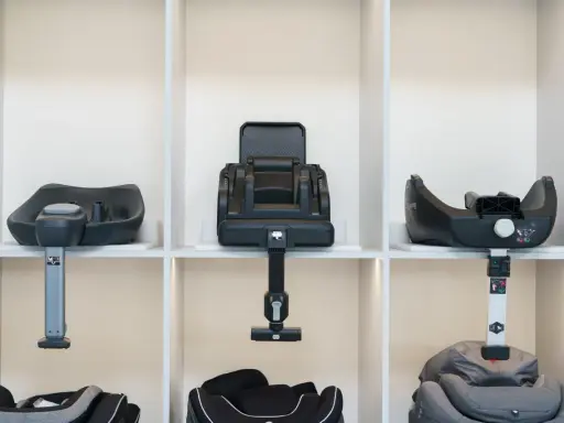 Trzy bazy Isofix na półkach. Czy baza Isofix pasuje do każdego fotelika? Różne modele baz i fotelików poniżej.