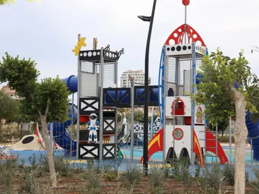 Parque infantil temático espacial, ideal para saber qué hacer en Almería con niños. ¡Aventura garantizada!