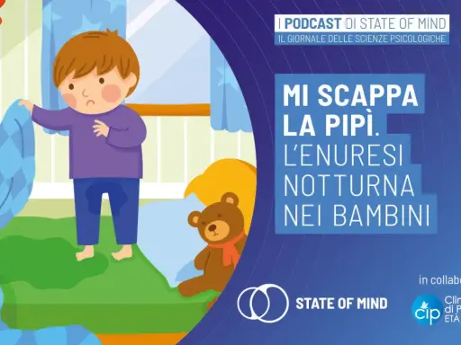 Bambino triste nel letto con macchia sul pigiama, affronta l'enuresi notturna. Un orsacchiotto conforta.