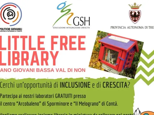 Una piccola libreria gratuita, colorata e piena di libri, invita alla lettura e alla condivisione.