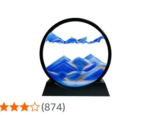 Un paesaggio di sabbia blu e oro cade lentamente, creando montagne effimere. Un'opera d'arte che cattura la sabbia del tempo.