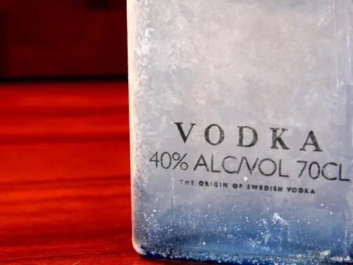 Eisige Flasche Wodka, 40% Vol. 70cl. Wer auf die **Wodka Kalorien** achtet, sollte den Genuss im Auge behalten.