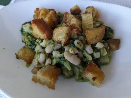 Un piatto di verdure verdi con fagioli bianchi e crostini dorati. Un vero "marenna" che sa di casa.