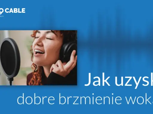 Kobieta z mikrofonem i słuchawkami śpiewa, dążąc do doskonałego brzmienia wokalu.