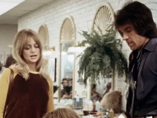 Goldie Hawn och Warren Beatty i en scen från en film. Hon har blont hår och en gul och brun tröja. Han har mörkt hår och en mörk skjorta.
