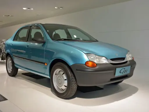 El Porsche C88, un sedán azul turquesa, se exhibe en un museo.
